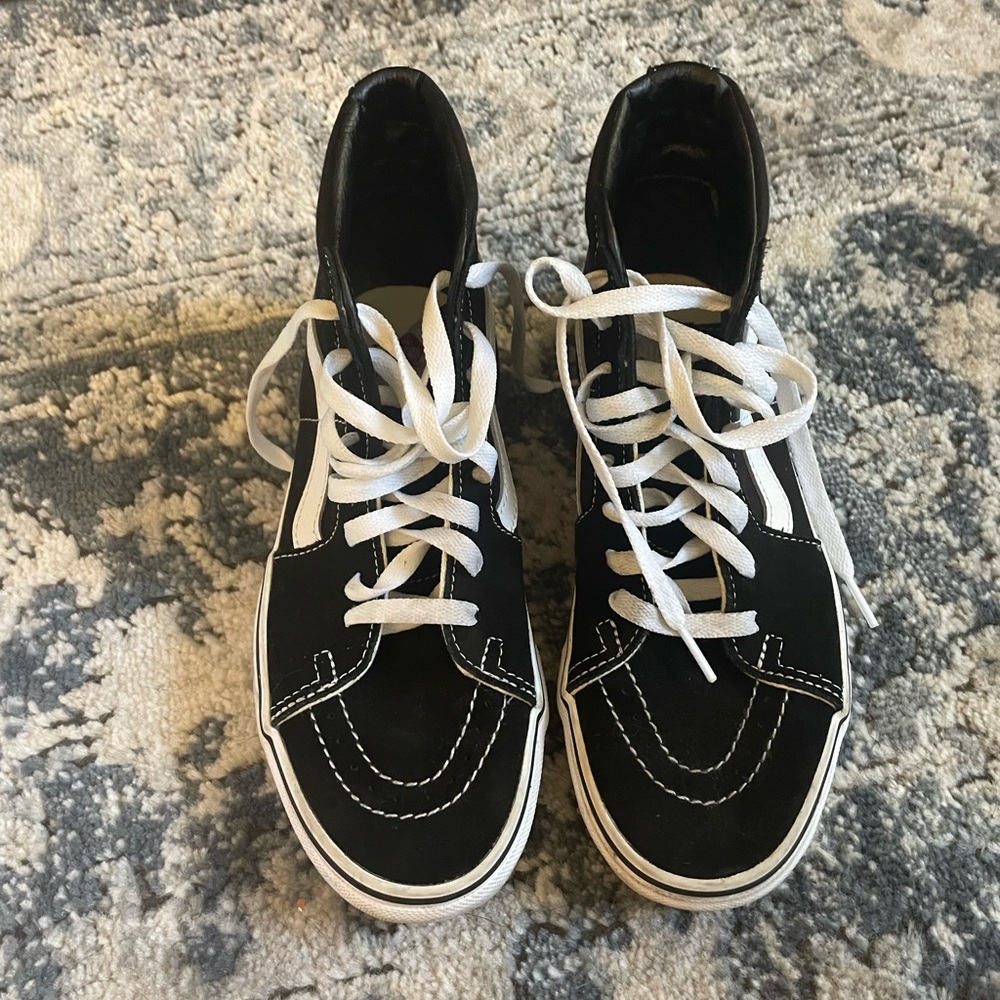 Black Vans Sk8-hi.